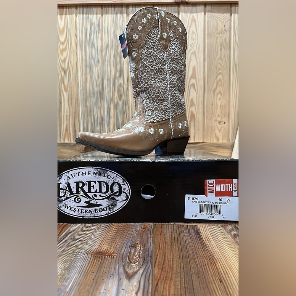 NWT women’s cowgirl boots